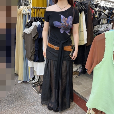 时尚露肩印花上衣+别致半身裙