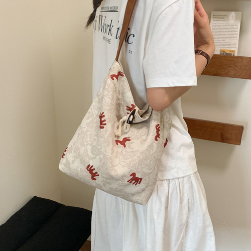 文艺帆布包包女2026新款夏季大容量单肩腋下包外出通勤休闲水桶包