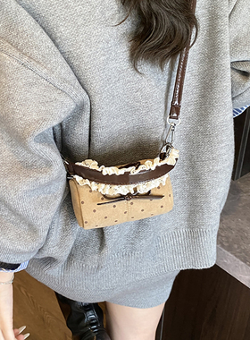 复古超火斜挎小包包女2025新款小众设计可爱迷你手提枕头包手机包