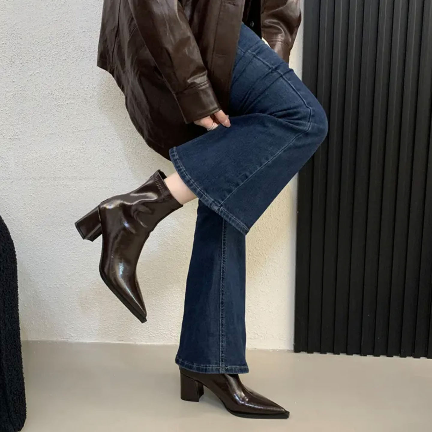 高跟尖头短靴女粗跟后拉链棕色靴