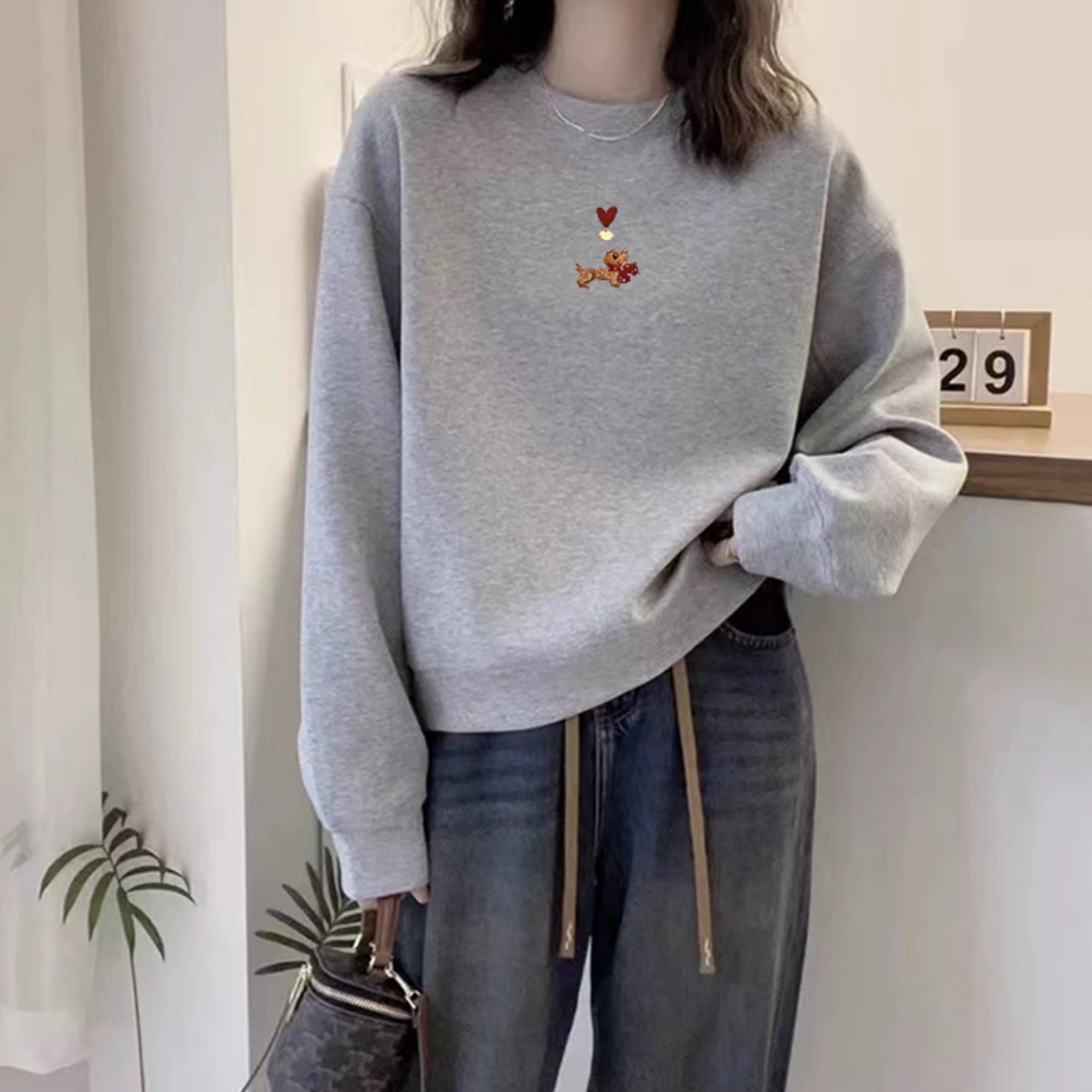 2025年秋冬新款圆领短款卫衣女韩版卡通小狗印花宽松加绒无帽上衣