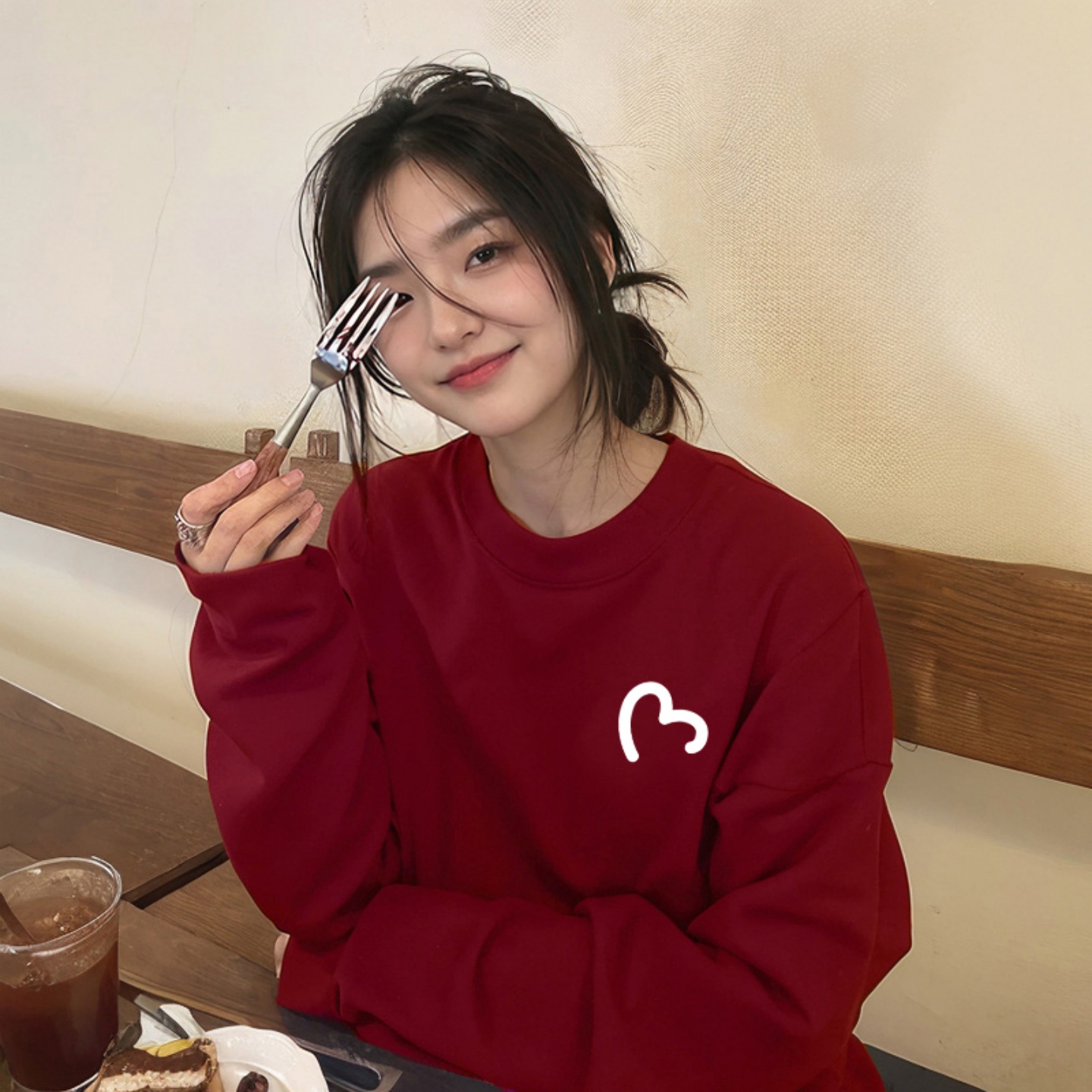 酒红色卫衣女圆领爱心印花长袖宽松本命年秋冬加绒加厚无帽上衣潮