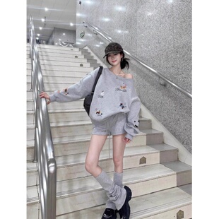 花灰色露肩无帽卫衣女2026新款秋季美式宽松小狗印花小众斜领上衣