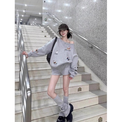 花灰色露肩无帽卫衣女2025新款秋季美式宽松小狗印花小众斜领上衣