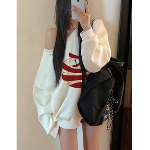 小众别致甜辣妹宽松百搭长袖 白色斜领露肩苹果印花卫衣女秋季 上衣