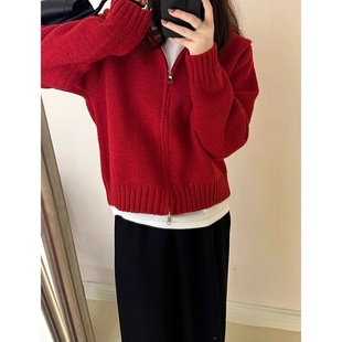 红色拉链连帽毛衣开衫女款2026新款秋冬季韩系慵懒风短款针织外套