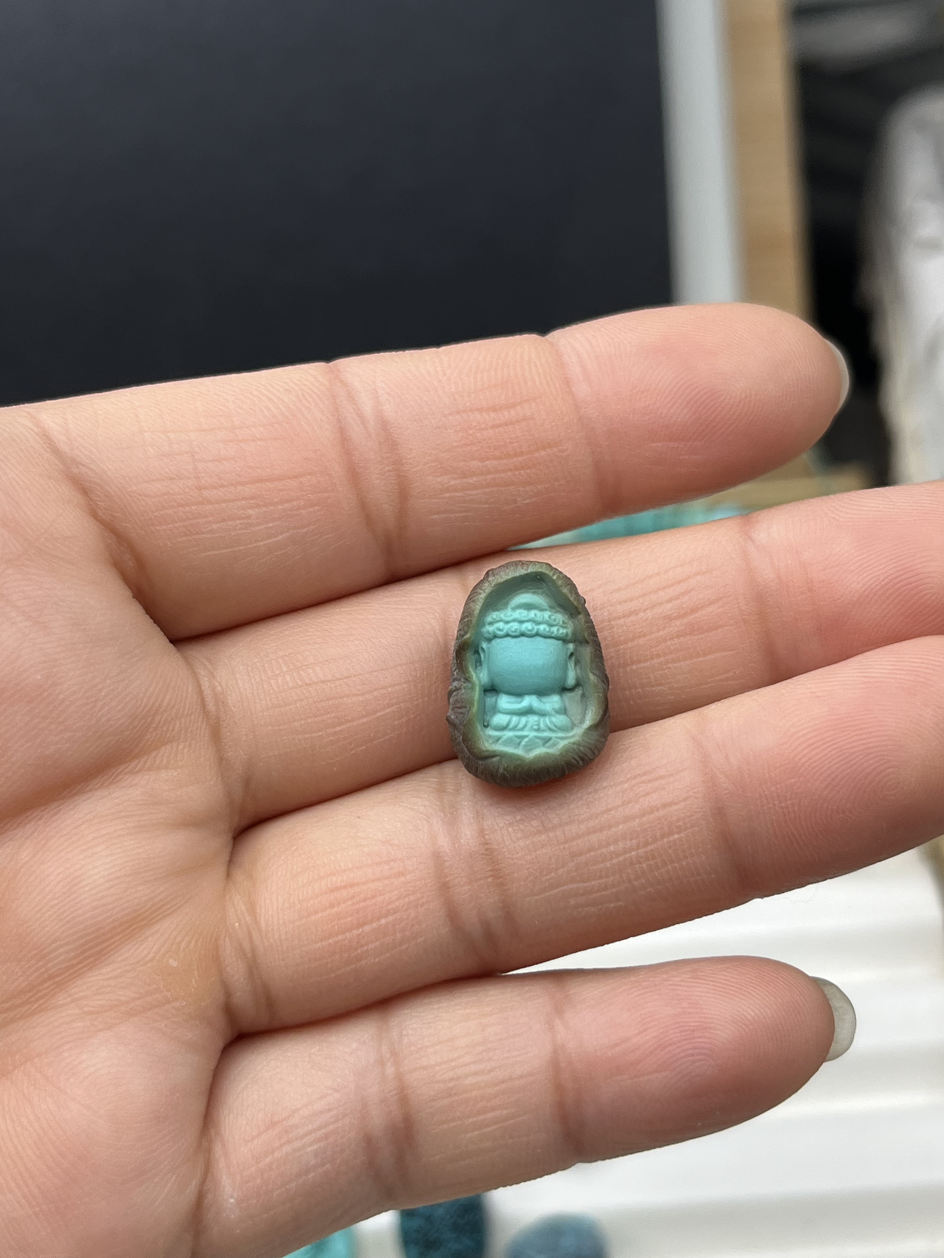 俏色巧雕小佛绿松石