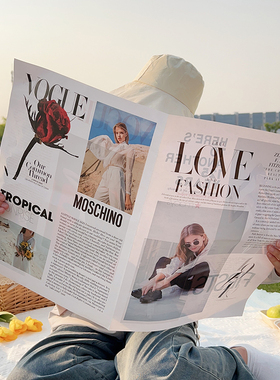 ins英文杂志画册花店服装店摆拍手拿大报纸网红博主街拍装饰道具