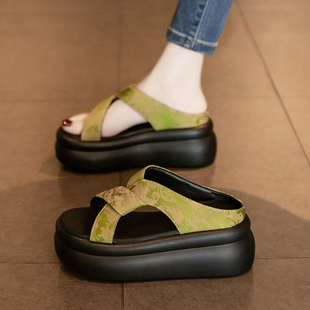 海边沙滩凉鞋女外穿2026年夏季新款真皮配裙子增高厚底松糕凉拖鞋