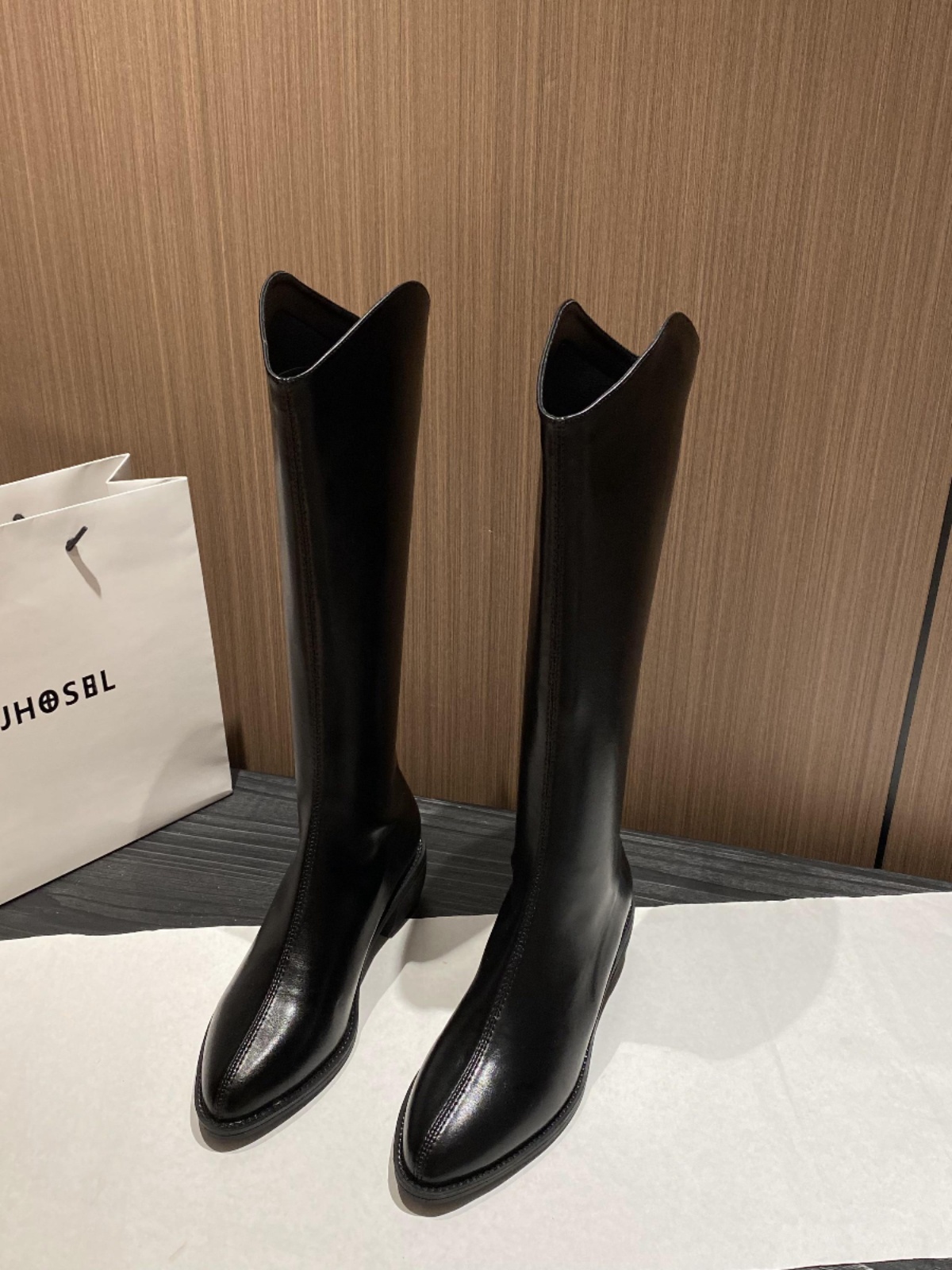 v口真皮长筒靴女2025秋冬新款黑色尖头粗腿大筒围高筒加绒骑士靴