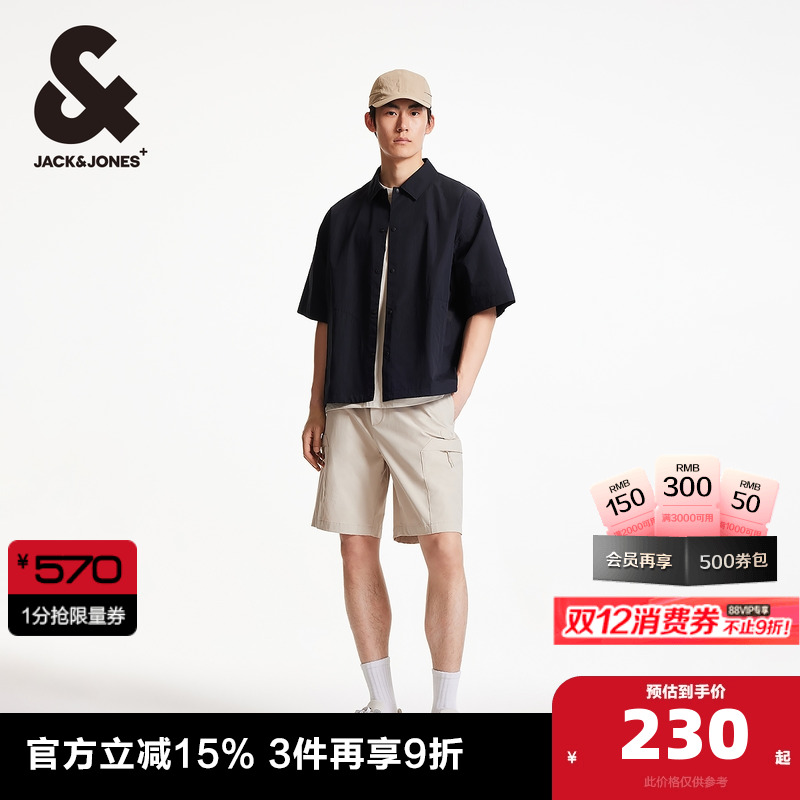 OVERSIZED版型；翻领领口，字母刺绣