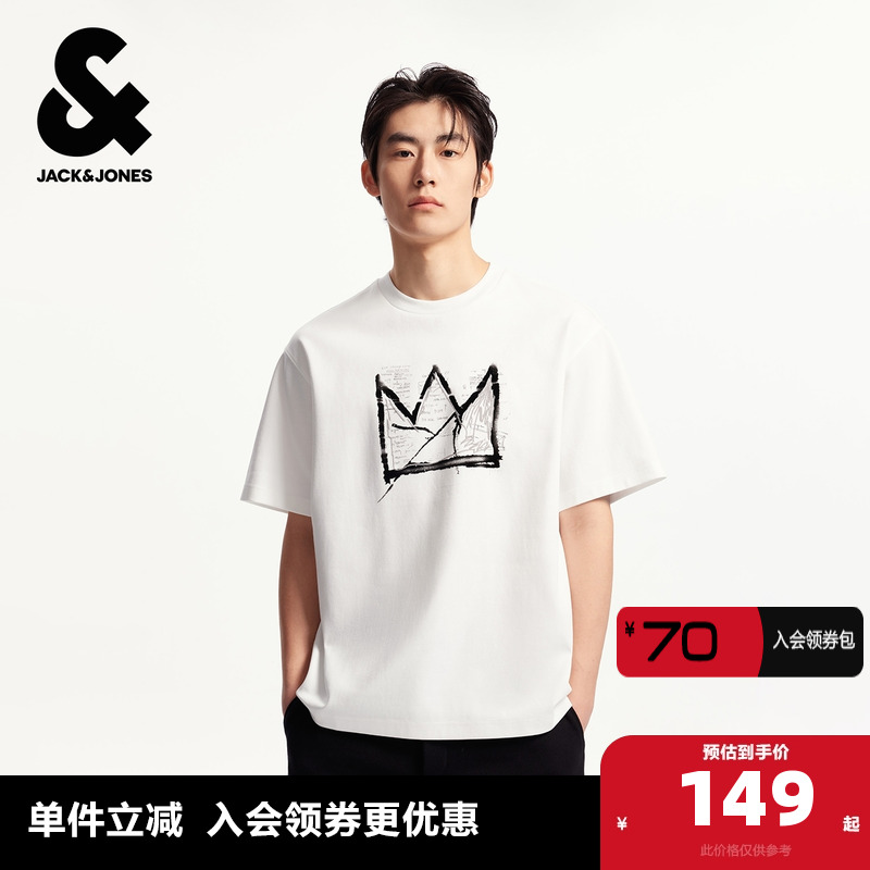 宽松版型，罗纹圆领领口，胸前BSQ图案印花