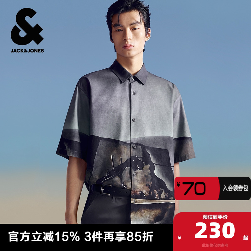 宽松翻领，纽扣门襟，衣身DALI印花设计