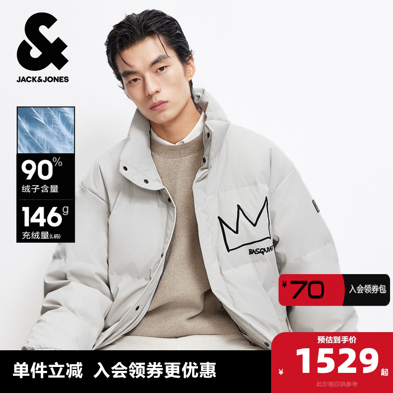 单侧袖部logo皮质装饰，背后字母立体刺绣