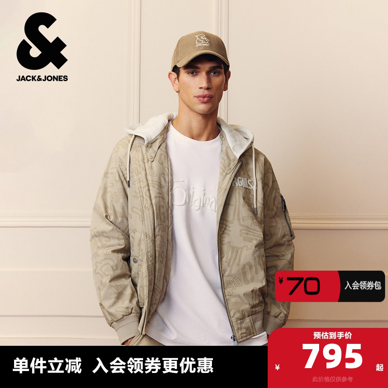 略宽松版型；抽绳连帽；胸前刺绣logo