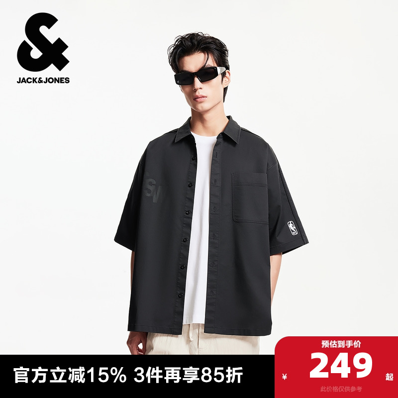 宽松版型，翻领领口，纽扣门襟胸前单侧贴袋