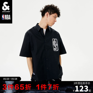 杰克琼斯奥特莱斯时尚 衬衫 通勤夏男NBA联名潮大面积logo胶印短袖