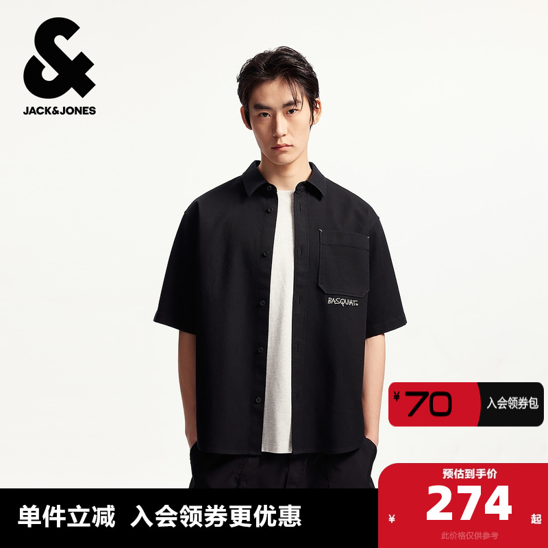 宽松版型，翻领领口，纽扣门襟