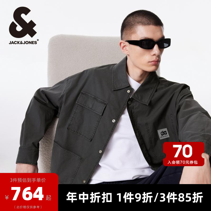 宽松版型，翻领领型，隐藏按扣门襟
