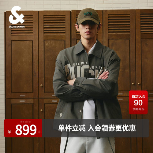 宽松版型，翻领领型，按扣门襟