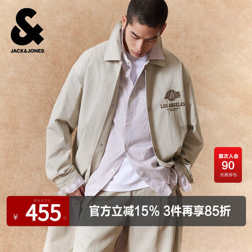 略宽松版型；翻领领型；袖口隐藏式松紧橡筋