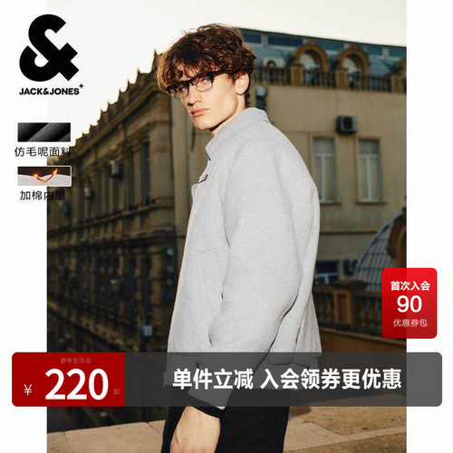 翻领领型，拉链门襟，胸前皮质贴布logo装饰