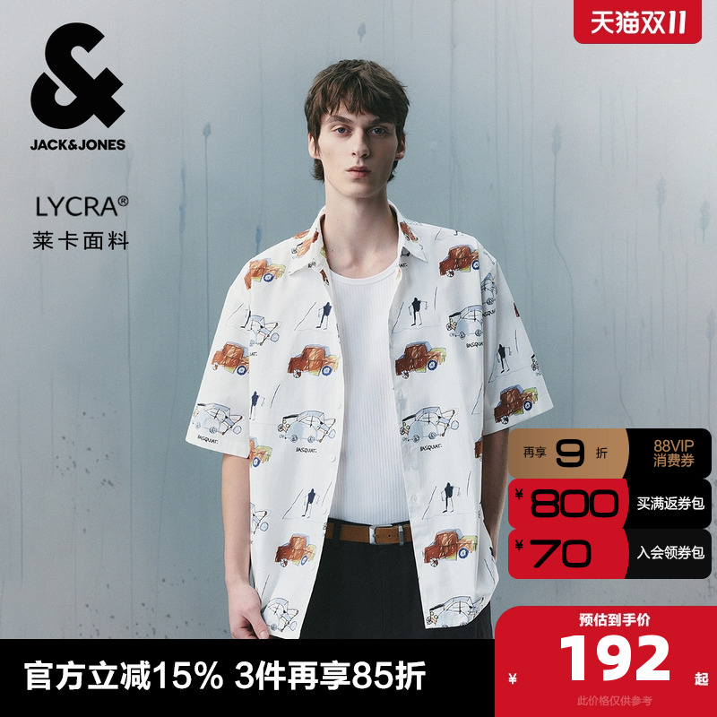 宽松版型，翻领领口，纽扣，衣身图案满印