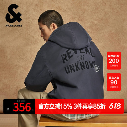 略宽松版型；内里加绒连帽设计；拉链按扣
