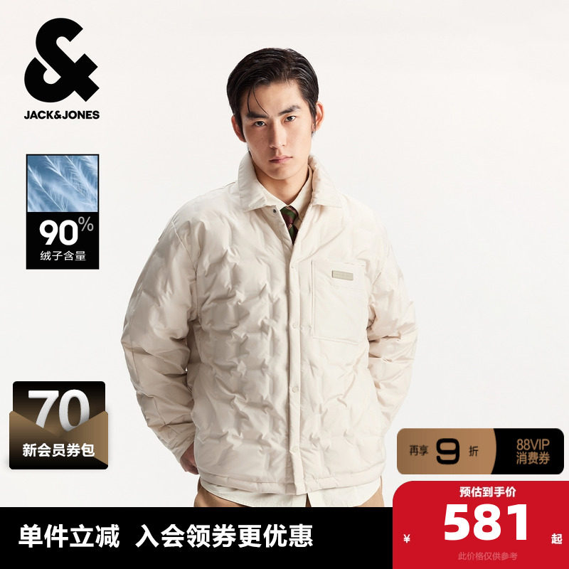 略宽松版型 尖领领型 按扣门襟 两粒扣袖口