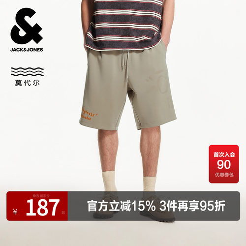 背部贴袋后兜，侧边植绒图案胶印装饰