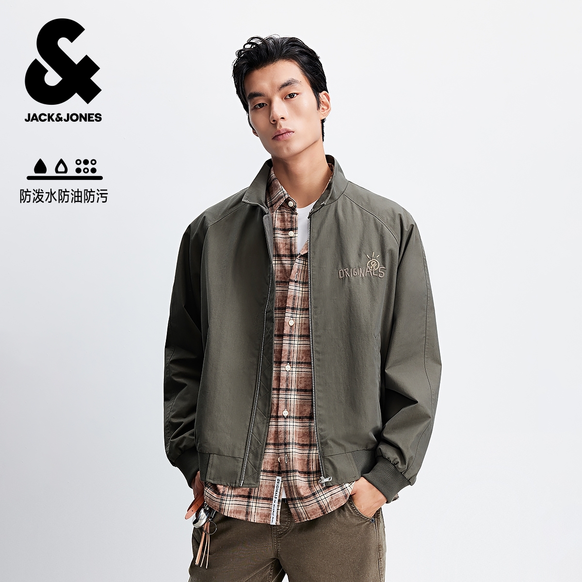 两侧插袋，背后肌理感图案胶印装饰