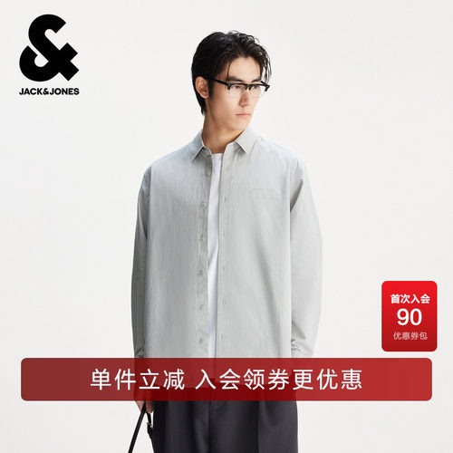 略宽松版型，翻领领型，纽扣门襟，字母刺绣