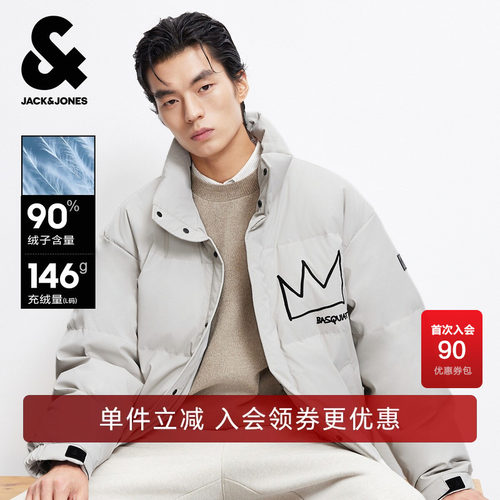 单侧袖部logo皮质装饰，背后字母立体刺绣