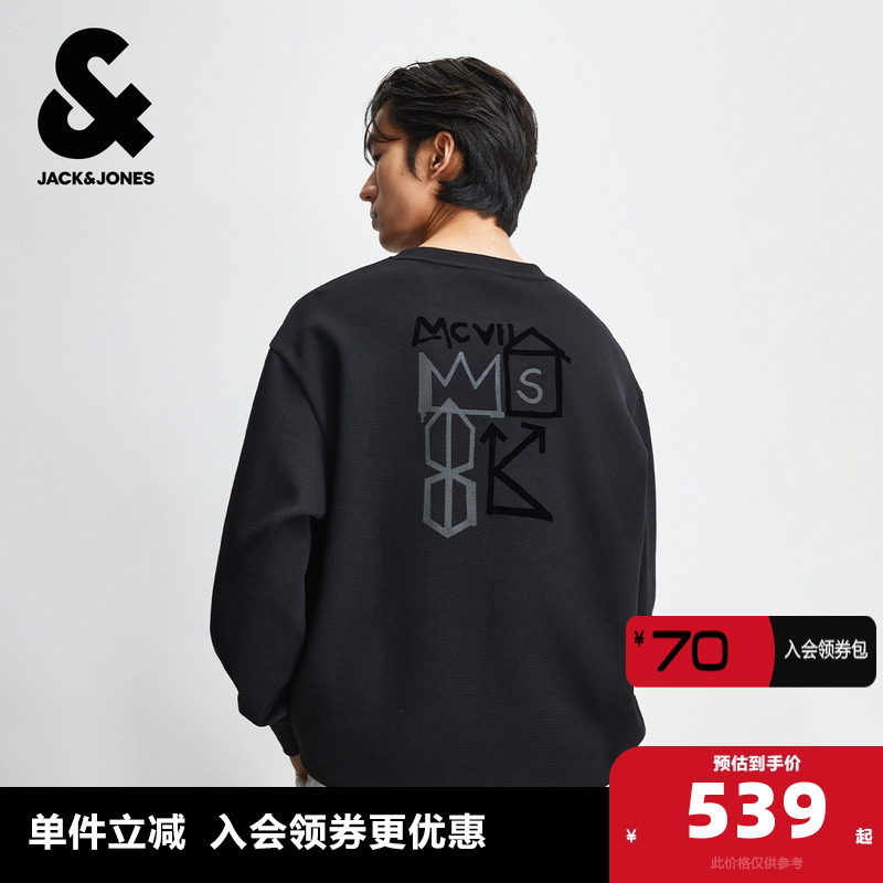 宽松版型，罗纹圆领领口，胸前logo刺绣