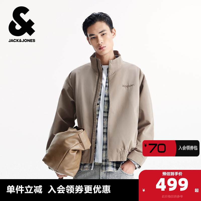 宽松版型，立领领型，胸前BSQ字母刺绣装饰