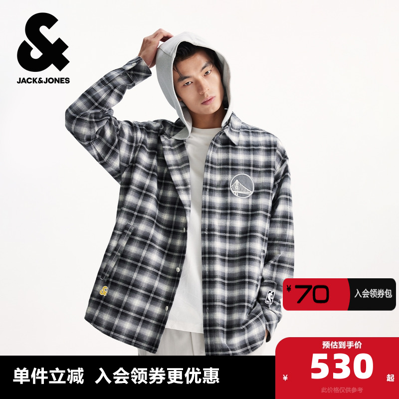 衣身格纹设计 logo刺绣装饰 字母贴布