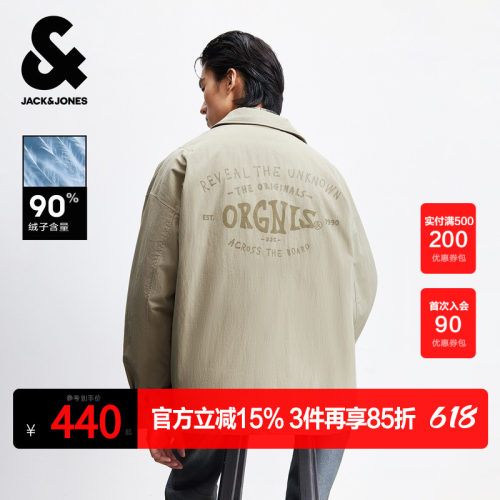 宽松版型，翻领领口，按扣门襟，胸前刺绣