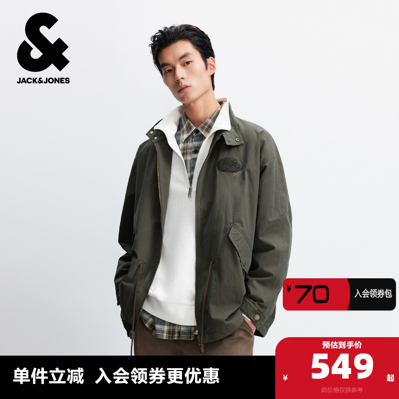 背后肌理感字母印花及刺绣装饰