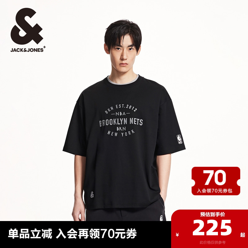 廓形版型；肌理感布鲁克林篮网队字母装饰