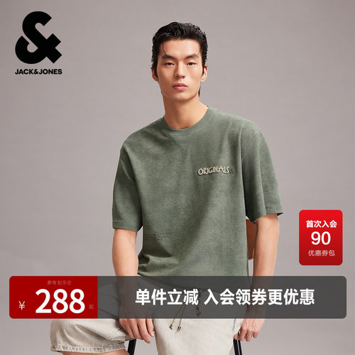 宽松版型，罗纹圆领领口，胸前字母牙刷绣，