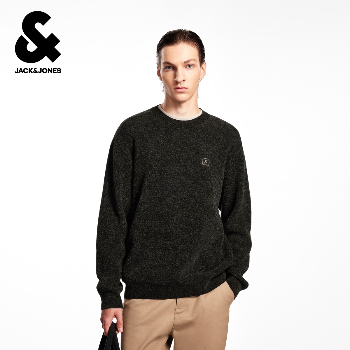 略宽松版型，舒适针织面料，罗纹圆领袖口