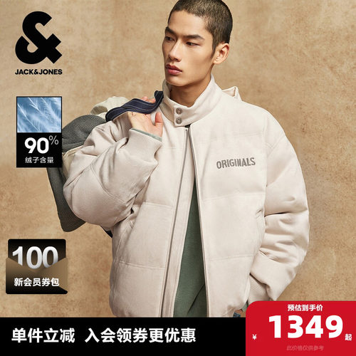 略宽松版型；半高领领型；按扣领口设计；