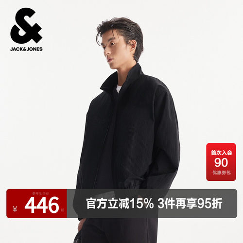 略宽松版型；肌理感泡泡纱面料；半高领领型