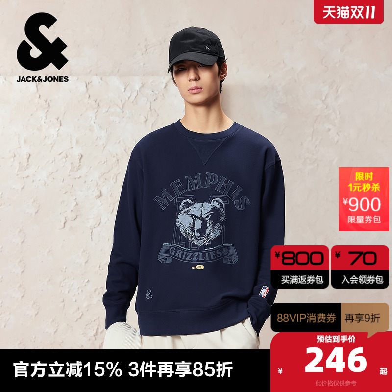 常规版型，圆领领型，罗纹领口及袖口底摆