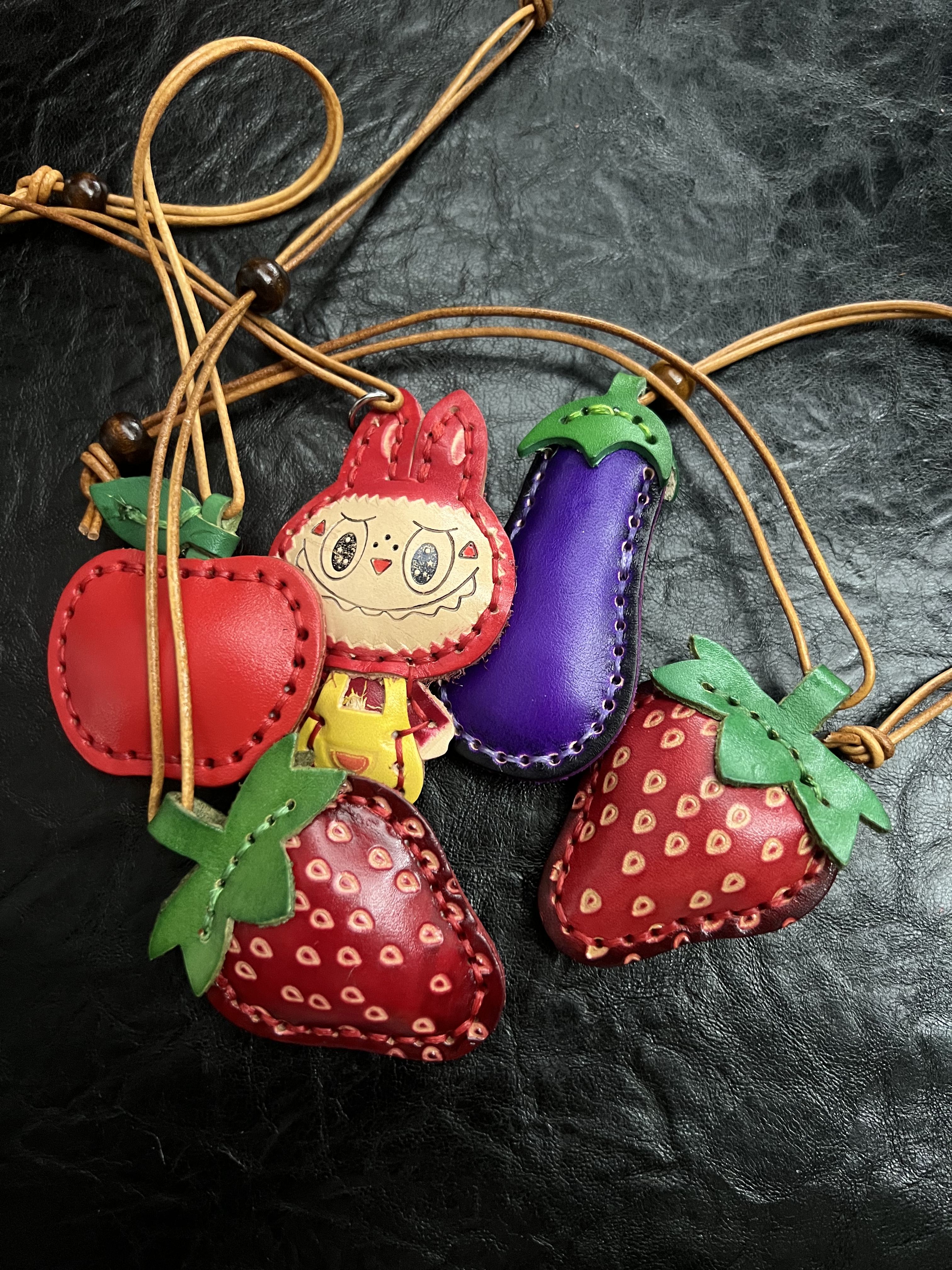 2026新款头层树膏牛皮可爱卡通公仔钥匙扣挂件创意礼物送女友