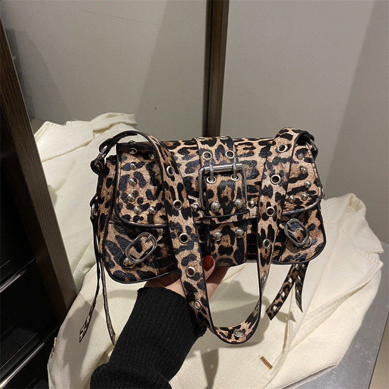 26款辣妹铆钉包包女春季新款质感个性设计机车单肩斜挎腋下法棍包,箱包皮具/热销女包/男包,水桶包,淘宝优惠券,粉丝福利购,淘宝优惠卷