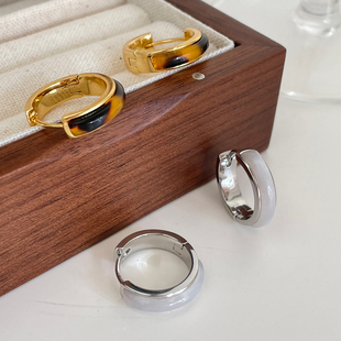 2026年新款时尚通勤百搭双色耳扣黄铜镀金材质玳瑁纹轻奢气质耳饰