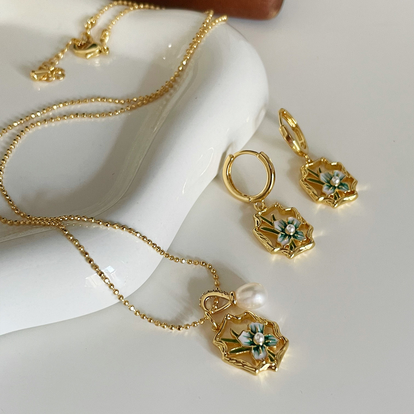 优雅金色花朵滴油珍珠耳环项链