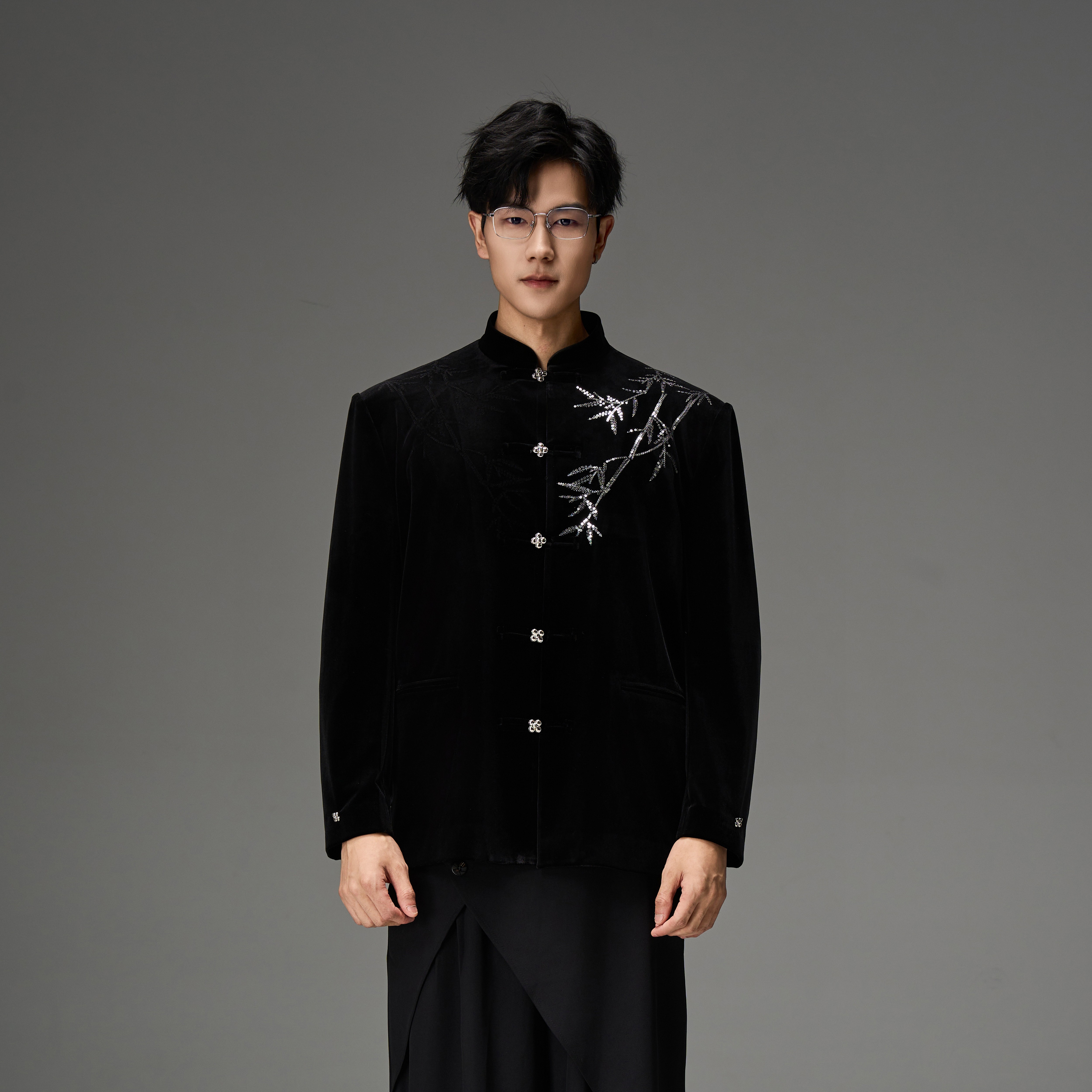 CNEW楚念贰问黑色丝绒亮片银竹刺绣四叶草金属中山领西服外套