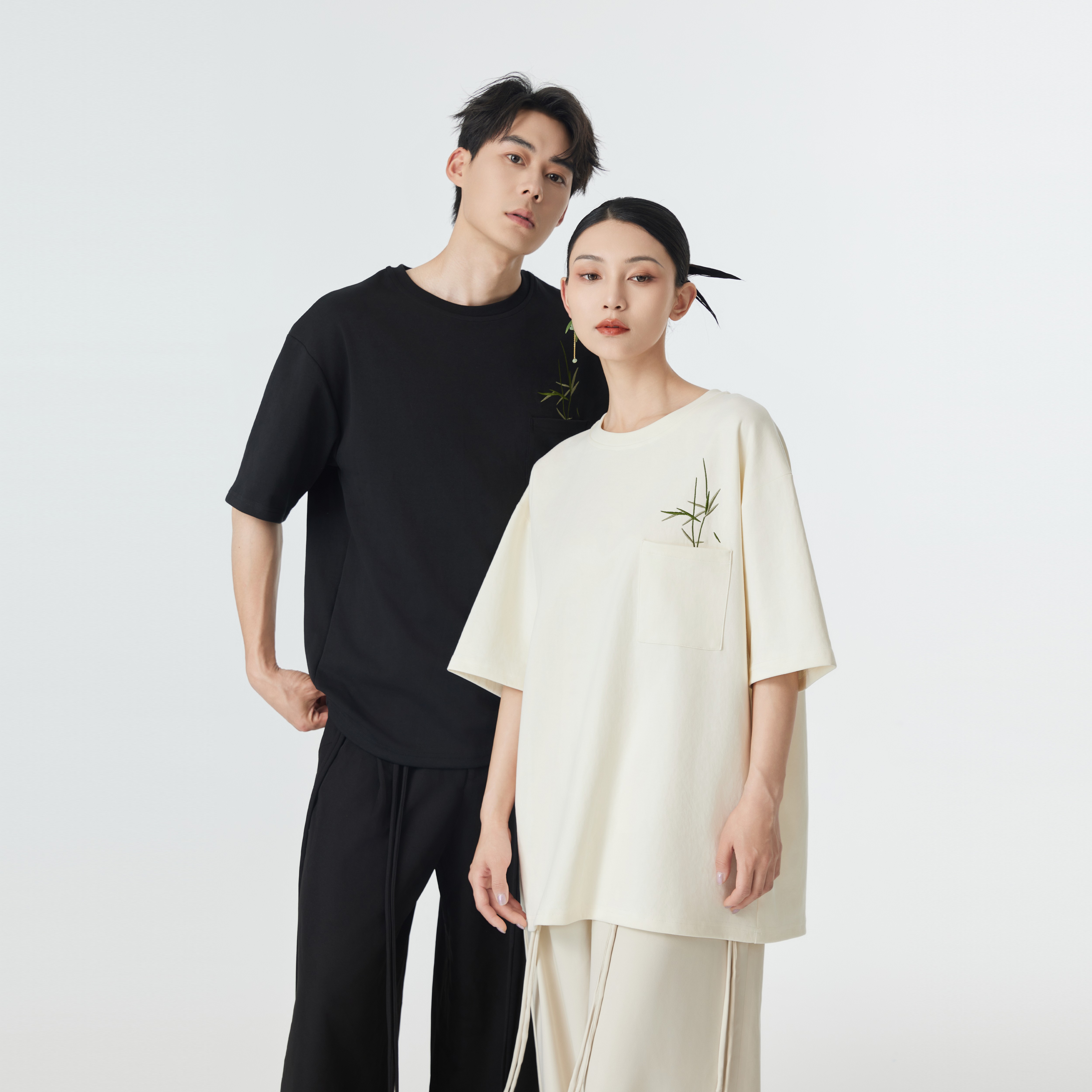 CNEW楚念贰问 2024新中式 情侣款口袋竹刺绣圆领纯棉针织短袖T恤